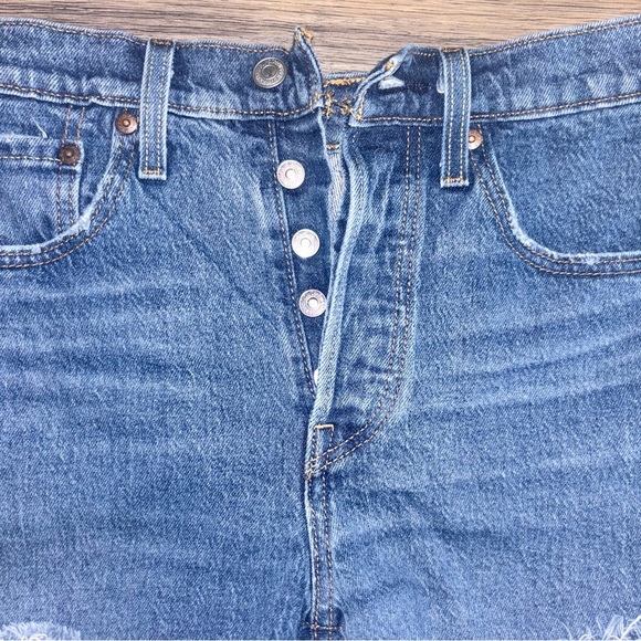 Levi’s Women’s 501 Button Fly Shorts - Picture 3 of 5